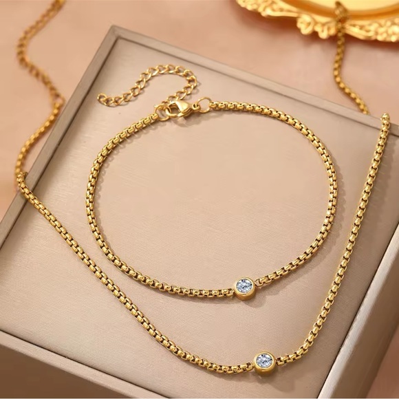 Mirella - Elegant Set. Stainless Steel Chain Necklace & Bracelet With Diamond - Picture 6 of 9